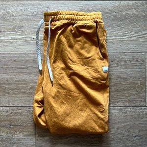Vuori performance jogger golden raisin color